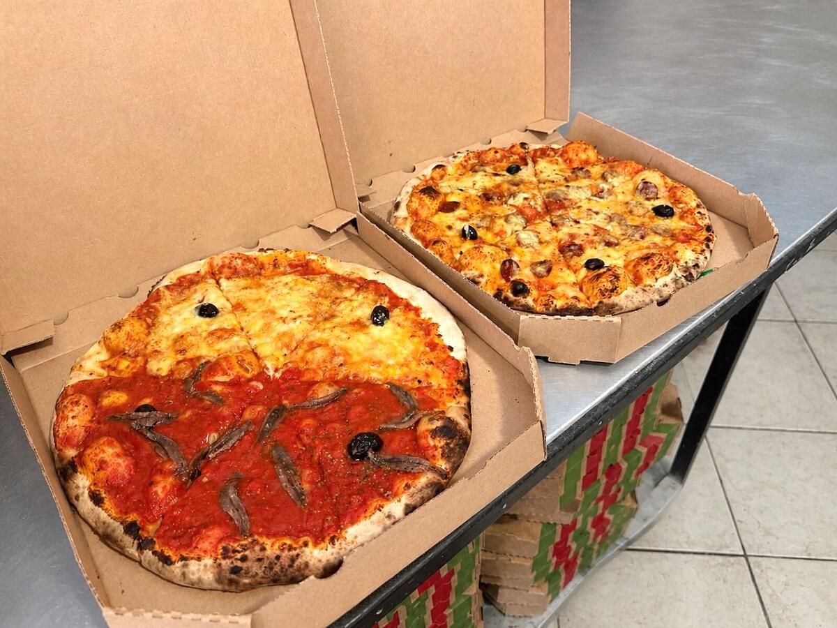 Pizzas Allo Pizza Sabi — moitié-moitié et 4 saisons, sortie du four à bois